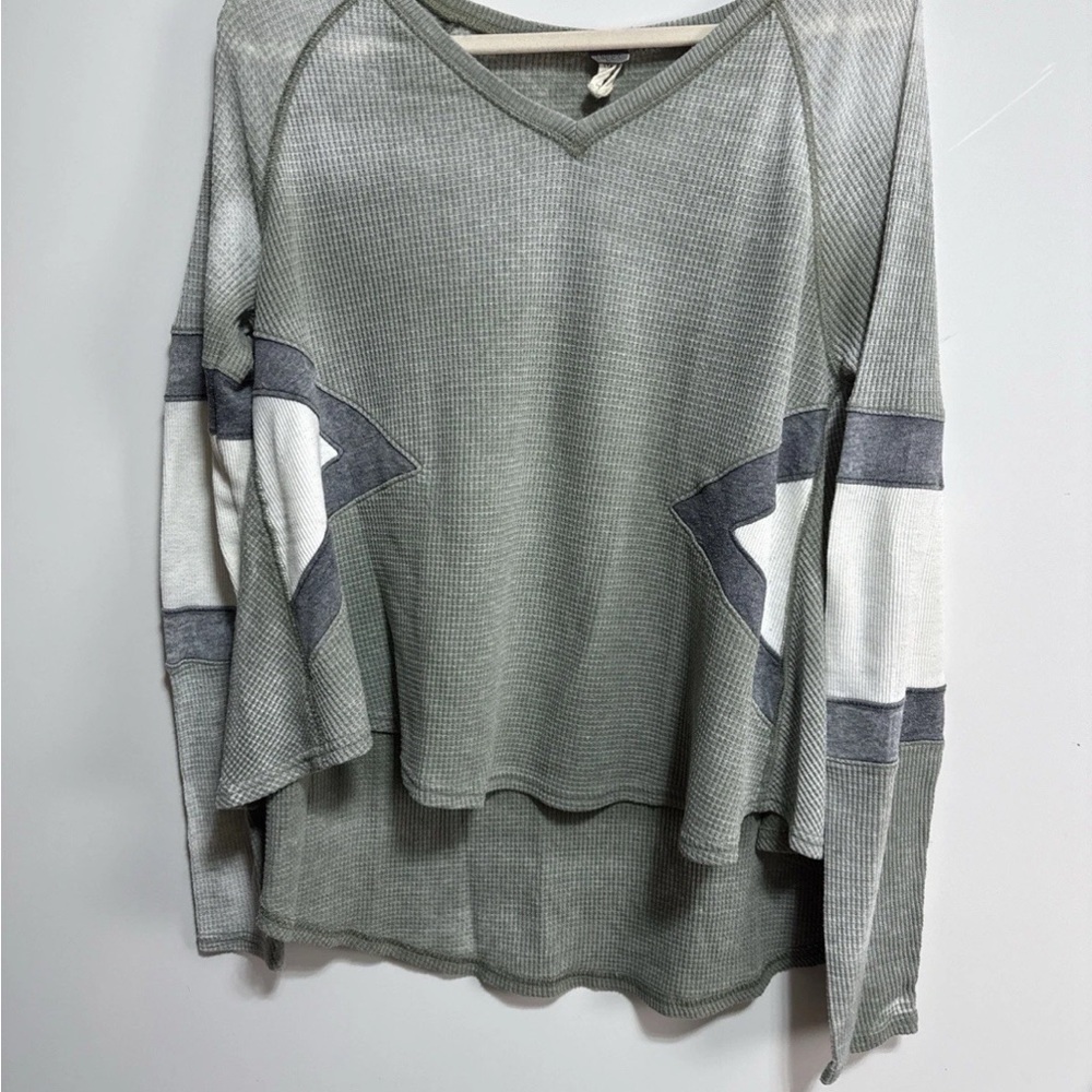 We The Free Gray V-Neck Thermal Medium
